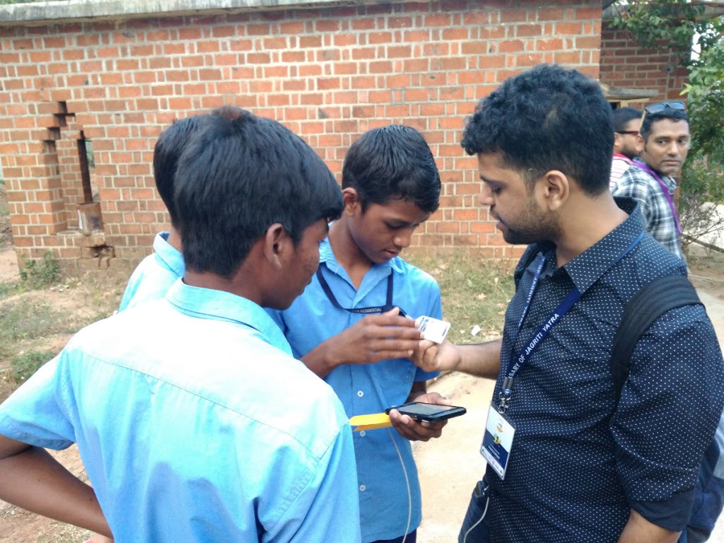 Srini teaching the life skill of Googling to the students, by making them Google about their own school | Jagriti Yatra
